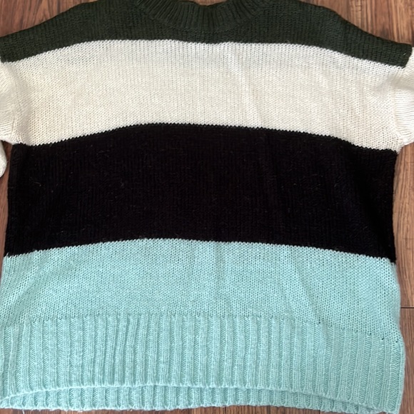 ✨3/$25 knit sweater - Picture 3 of 6